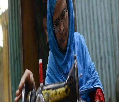 Aleya Begum bei der Arbeit an der Nähmaschine.
