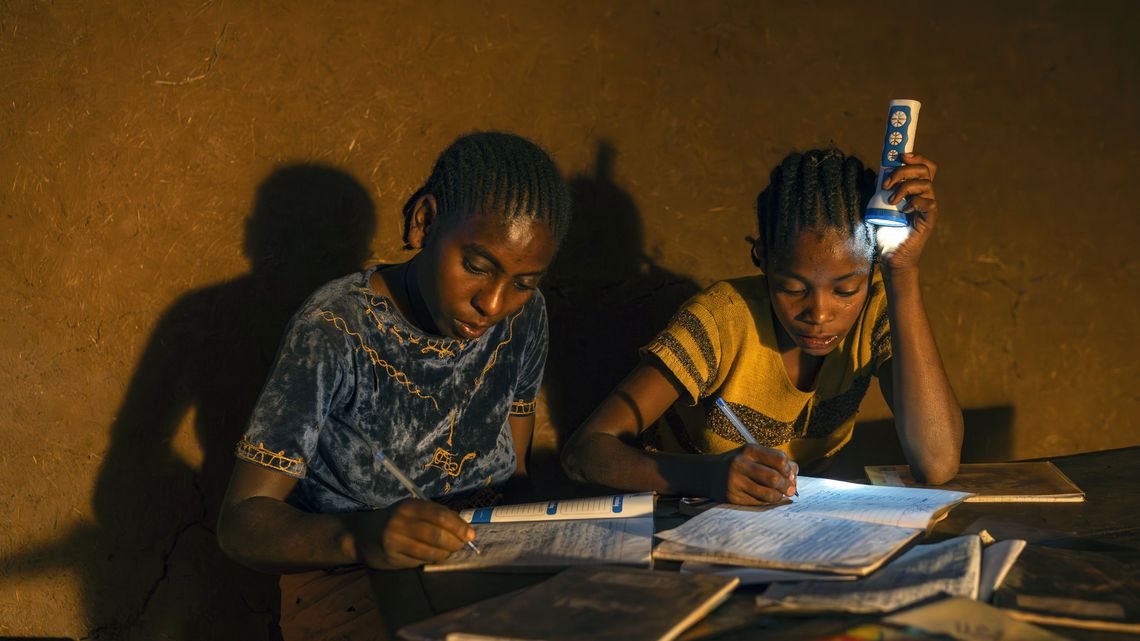 Cheneqech, 16 (links), und Bereket, 14, machen am 29. November 2025 in ihrem Haus in der Zone Bench Sheko, Woreda Semien Bench, in Kuka Kebele im Südwesten Äthiopiens bei Kerzenlicht ihre Hausaufgaben.Partnerorganisation: EECMY-DASSC