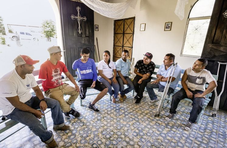 Unter der Gespraechsleitung von Karen Nunez (5. Person v. rechts, 33 Jahre), der Koordinatorin von CONAMIREDIS (comites de migrantes retornados con discapacidad) findet das Treffen der Selbsthilfegruppe "Comites de Migrantes Retornados con Discapacidad" (Komitee der Heimkehrer mit Behinderungen) in der kleinen Kapelle des Ortes El Empalme statt.