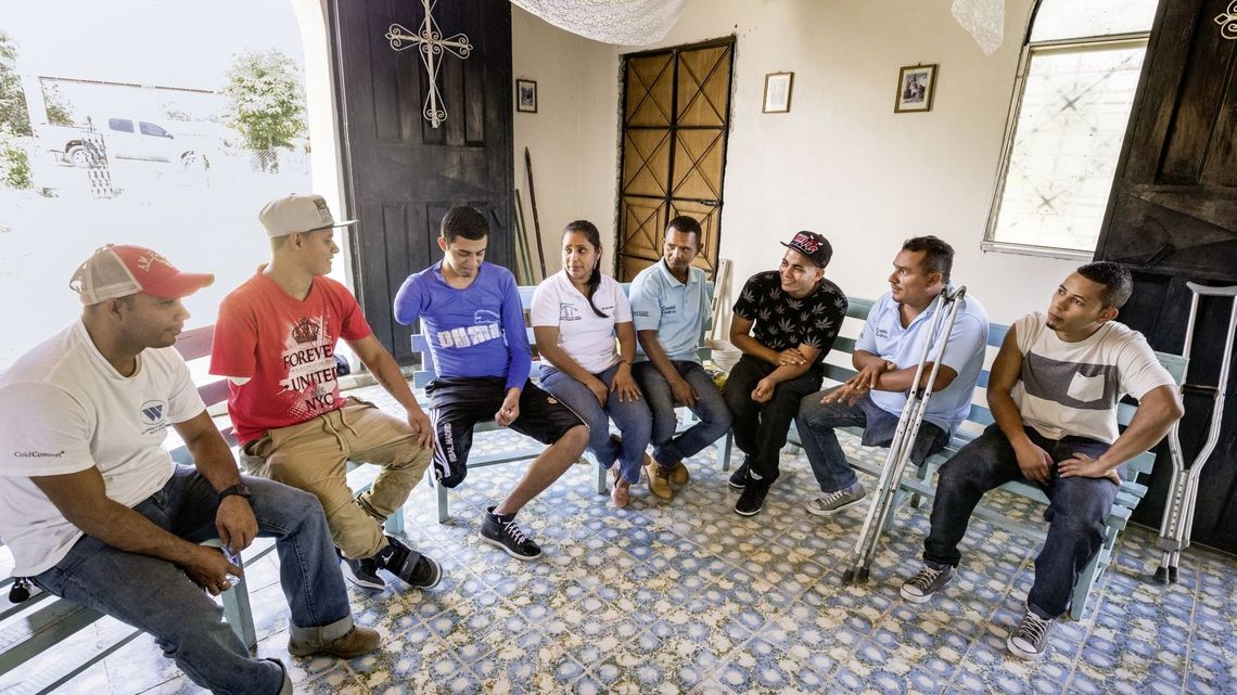 Unter der Gespraechsleitung von Karen Nunez (5. Person v. rechts, 33 Jahre), der Koordinatorin von CONAMIREDIS (comites de migrantes retornados con discapacidad) findet das Treffen der Selbsthilfegruppe "Comites de Migrantes Retornados con Discapacidad" (Komitee der Heimkehrer mit Behinderungen) in der kleinen Kapelle des Ortes El Empalme statt.