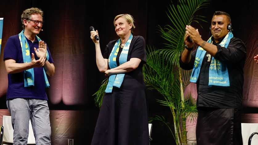 Ein sattes Fest des Lebens. Ein Abend mit Brot für die Welt, Misereor und Eckart von Hirschhausen der Stiftung Gesunde Erde – Gesunde Menschen  beim Kirchentag 2023 in der Frankenhalle in Nürnberg. Gespräch mit Dr. Eckart von Hirschhausen, Pfarrerin Dr. Dagmar Pruin, Präsidentin von Brot für die Welt und Diakonie Katastrophenhilfe, Rev. James Bhagwan (2.v.r.), Generalsekretär der Pazifischen Konferenz der Kirchen, Suva/Fidschi