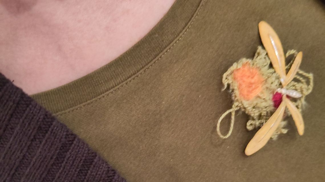 Brosche aus verschiedenen Materialien