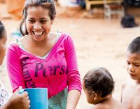 Leidi Gomez bereitet in Paraguay das Mittagessen für ihre Familie vor.