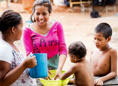 Leidi Gomez bereitet in Paraguay das Mittagessen für ihre Familie vor.