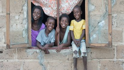 Hilfsprojekt für Kinder und Jugendliche im Umfeld der Mülldeponie im Stadtviertel Hulene in Maputo / MosambikDie Kinder von Müllsammlerin Julieta Mazivila sind Etelvina (13), Cândido (9), Beatriz (10) und Francisco (6) (v. l. n. r.).Renascer-Omac (Organização Moçambicana de Apoio as Crianças da Lixeira) ist eine im Jahr 1998 gegründete Nichtregierungsorganisation in Maputo, der Hauptstadt von Mosambik. Mit Unterstützung von "Brot für die Welt" soll die Lebenssituation von Kindern und Jugendlichen, die in der Umgebung einer großen Mülldeponie leben, verbessert werden. Mit Erfolg: Viele hundert Mädchen und Jungen gehen inzwischen regelmäßig zur Schule. Die Kinder werden außerdem in einem Sozialzentrum betreut und machen dort als Teenager eine Ausbildung. Diese Unterstützung ist für sie eine Chance, in Zukunft ein besseres Leben zu führen.Foto: Helge Bendl / Brot für die Welt