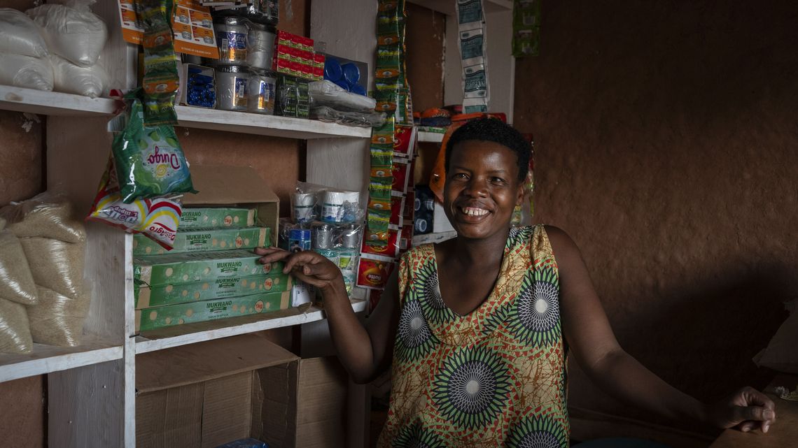 Joy Kamusiime, 38, in ihrem kleinen Laden in Kikunda, Rwampara. 