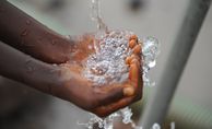 In den südlichen Regionen Äthiopiens blieb im Jahr 2011 der Regen aus, auf den vor allem die Bauernfamilien angewiesen sind – dies beeinträchtigte bereits im November und Dezember 2010 die Ernten. Obwohl die Regierung staatliche Nahrungsreserven einsetzte, stiegen die Preise für Grundnahrungsmittel, sodass die Ernährung großer Teile der Bevölkerung nicht mehr gesichert ist. 4,8 Millionen Menschen sind der Dürre und dem Hunger schutzlos ausgesetzt. Besonders betroffen sind die  AFAR, örtliche Nomaden mit ihren Viehherden. Die Weiden sind vertrocknet und die Brunnen geben nichts mehr her. Wenn erst einmal die Tiere verendet sind, fehlt den Menschen die wichtigste Lebensgrundlage. „Brot für die Welt“ sowie die Diakonie Katastrophenhilfe entwickeln gemeinsam mit der Partnerorganisation vor Ort, der APDA (Afar Pastoralist Development Association) Strategien, die die Menschen in Äthiopien nicht mehr in den Hunger treiben. Foto zeigt: "watertrecking". Die APDA beliefert die von der Dürre betroffenen Famlien mit Trinkwasser. Die Trinkwasser-Stationen wurden von APDA angelegt.Hand, Hände