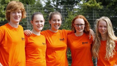 Gruppenbild von Jugendlichen mit Brot für die Welt T-Shirts auf dem Kirchentag 