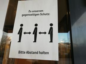 Aufforderung zum Abstandhalten wegen Covid-19