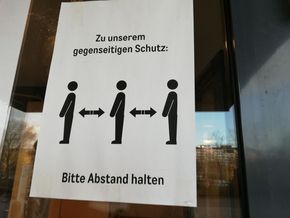 Aufforderung zum Abstandhalten wegen Covid-19