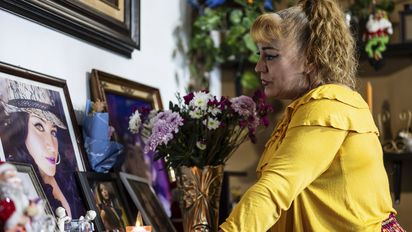 Oaxaca, Mexiko, 23.11.2025: Liebevoll arrangiert  Zoila Bengochea, 61, den Altar ihrer ermordeten Tochter Dafne. Am frühen Morgen des 9. April 2013 wurde die damals 21-jährige Dafne Denisse Carreño in Oaxaca von ihrem ehemaligen Freund mit Messerstichen ermordet. Der Mord an Dafne Carrillo war der erste in Oaxaca, bei dem der Straftatbestand des Feminizids angewendet wurde.