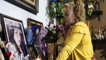 Oaxaca, Mexiko, 23.11.2025: Liebevoll arrangiert  Zoila Bengochea, 61, den Altar ihrer ermordeten Tochter Dafne. Am frühen Morgen des 9. April 2013 wurde die damals 21-jährige Dafne Denisse Carreño in Oaxaca von ihrem ehemaligen Freund mit Messerstichen ermordet. Der Mord an Dafne Carrillo war der erste in Oaxaca, bei dem der Straftatbestand des Feminizids angewendet wurde.
