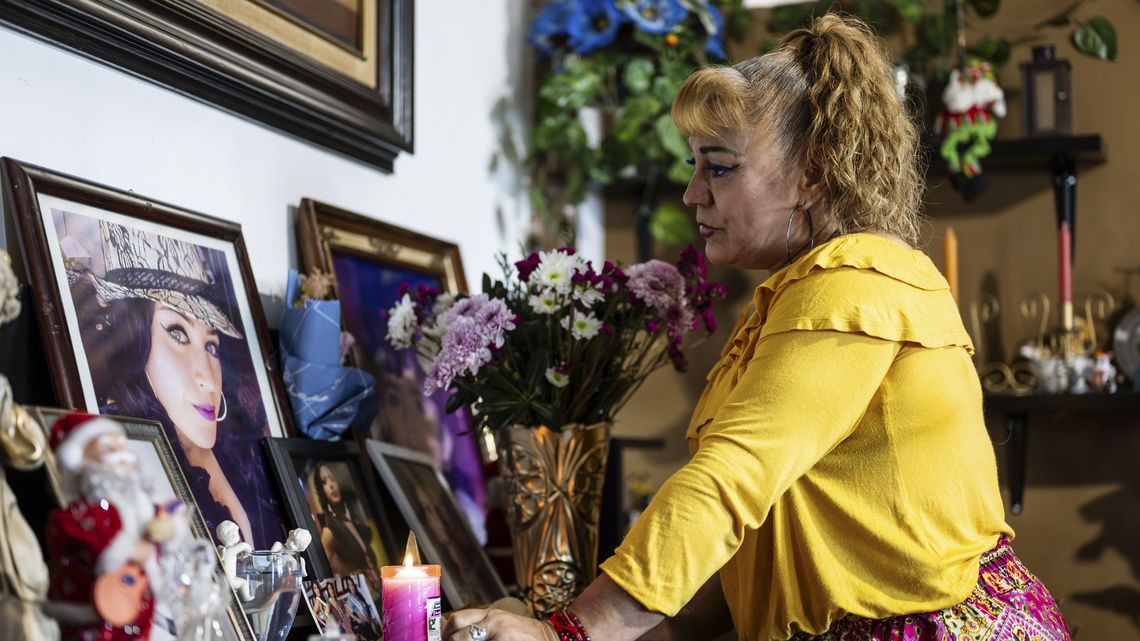 Oaxaca, Mexiko, 23.11.2025: Liebevoll arrangiert  Zoila Bengochea, 61, den Altar ihrer ermordeten Tochter Dafne. Am frühen Morgen des 9. April 2013 wurde die damals 21-jährige Dafne Denisse Carreño in Oaxaca von ihrem ehemaligen Freund mit Messerstichen ermordet. Der Mord an Dafne Carrillo war der erste in Oaxaca, bei dem der Straftatbestand des Feminizids angewendet wurde.
