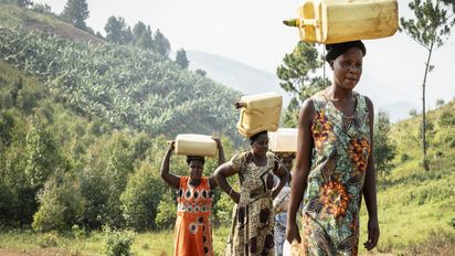 Frauen holen Wasser an einer Wasserstelle im Distrikt Rwampara.Projektpartner: ACORD - Agency for Cooperation in Research and Development