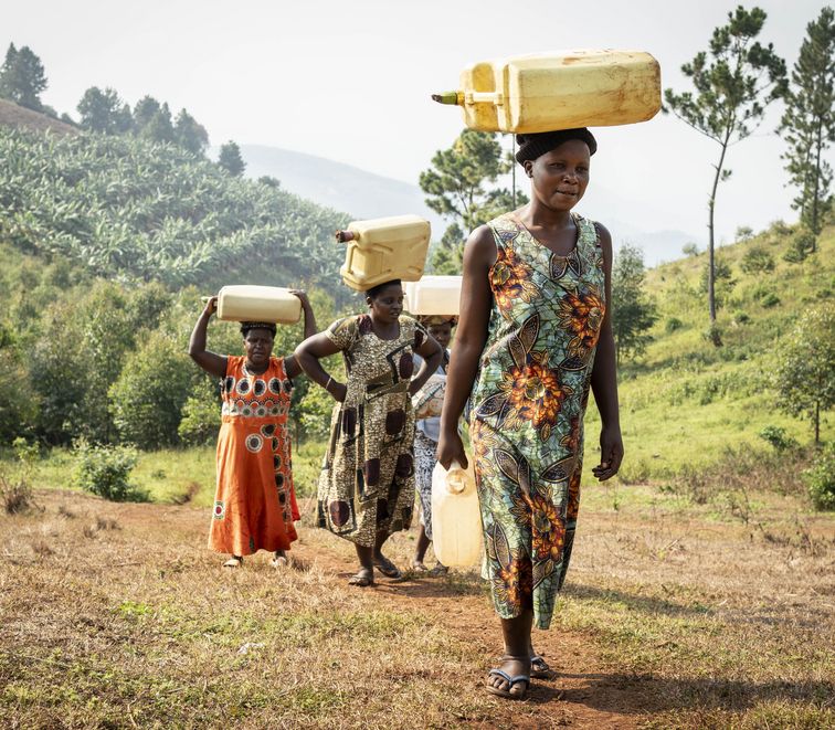 Frauen holen Wasser an einer Wasserstelle im Distrikt Rwampara.Projektpartner: ACORD - Agency for Cooperation in Research and Development