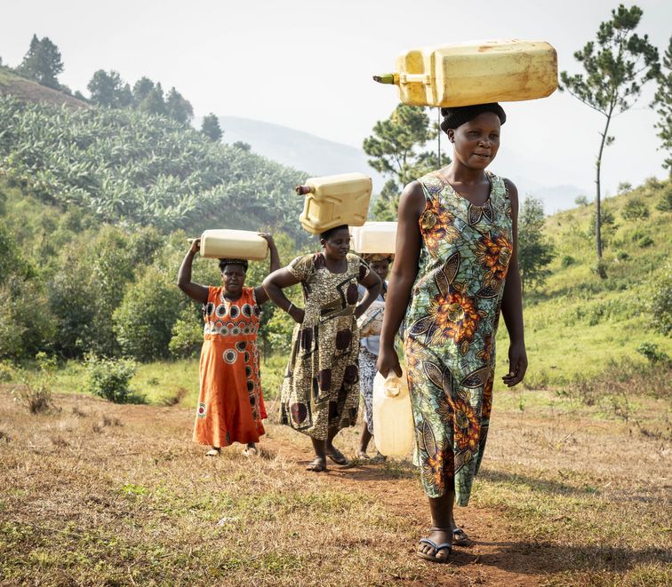 Frauen holen Wasser an einer Wasserstelle im Distrikt Rwampara.Projektpartner: ACORD - Agency for Cooperation in Research and Development