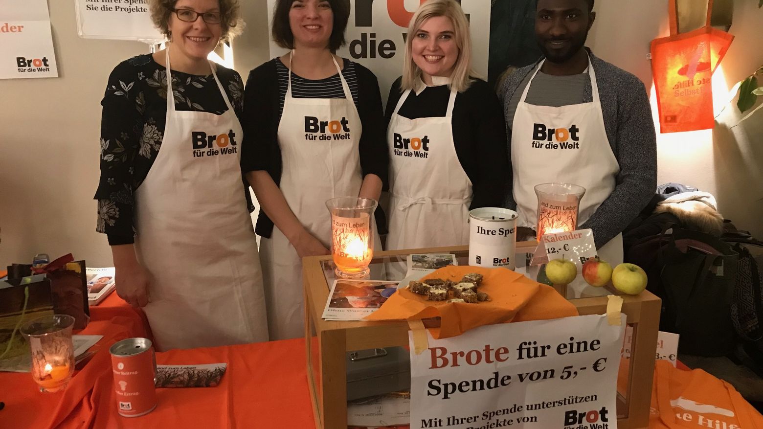 Ehrenamtlich vertreten Brot für die Welt auf dem Weihnachtsmarkt.