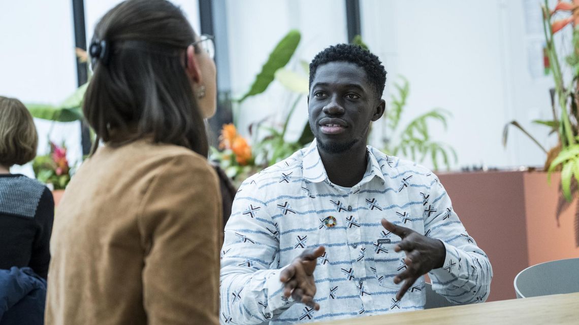 Jeffrey Opoku im Restaurant