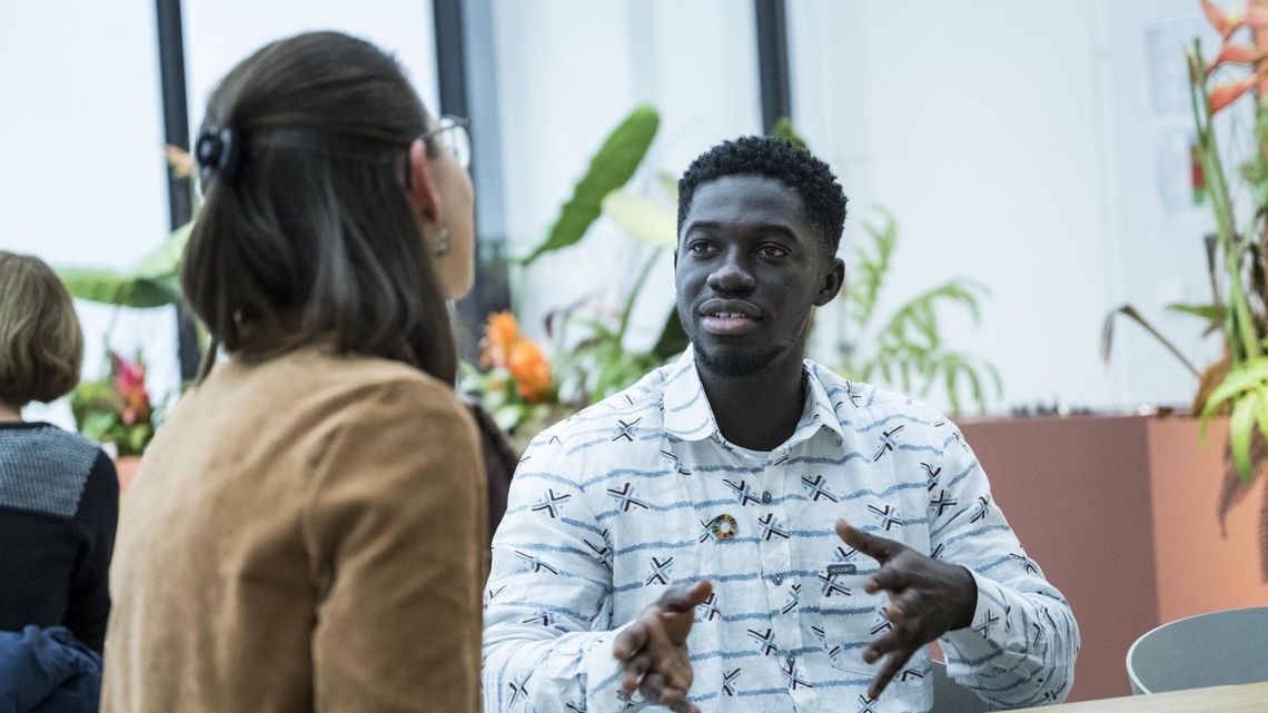 Jeffrey Opoku im Restaurant