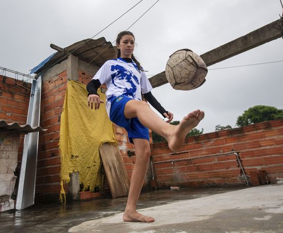 Maria Eduarda de Almeida Barbosa (genannt "Duda", 12 Jahre), Fußballerin im Projekt Piratinha, übt auf dem Flachdach ihres Hauses mit dem Ball.Projektpartner: Açao Educativa - AE