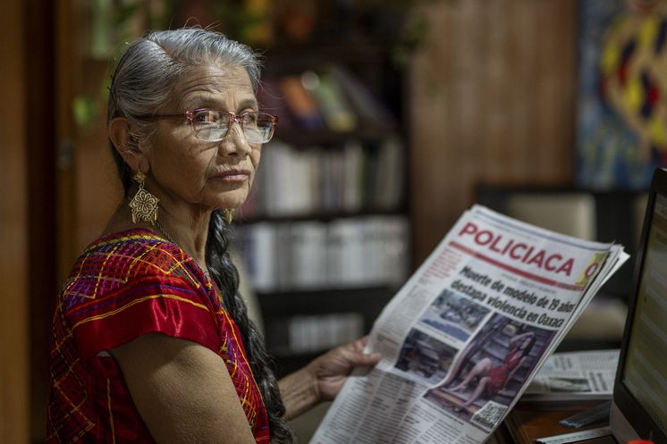 Oaxaca, Mexiko, 20.11.2025: Im Büro der Partnerorganisation Consorcio in Oaxaca, arbeitet Maria Elena Belmonte Cruz , 69, seit 15 Jahren an der Dokumentation der täglichen Gewaltverbrechen gegen Frauen und Kinder. Sie ist dafür zuständig, eine öffentliche digitale Datenbank mit Informationen aus Zeitungen und sozialen Medien über sexuellen Missbrauch, innerfamiliäre Gewalt, verschwundene und ermordete Frauen und solche, die sich selbst das Leben genommen haben, zu füttern. Die Datenbank https://db.violenciafeminicida.consorciooaxaca.org.mx/ wird von Student*innen, Wissenschaftler*innen und Journalist*innen genutzt und steht allen offen.Partnerorganisation: Consorcio