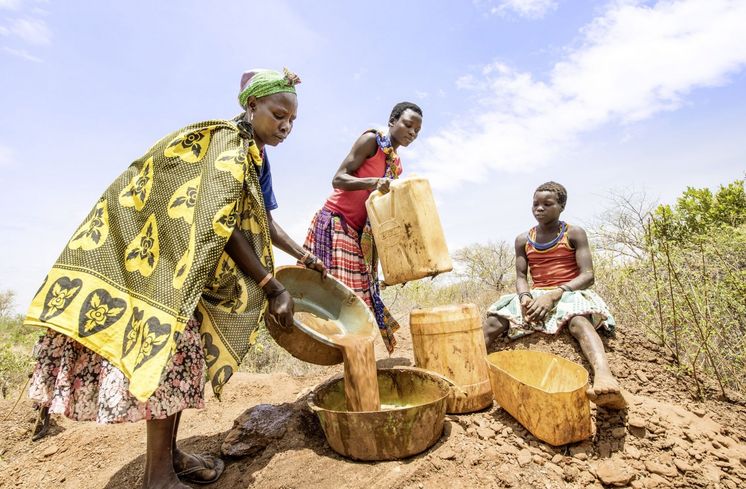 Teresa, Sabina und Cecila beim Goldwaschen, Moroto, Karamoja Ebene, Uganda
