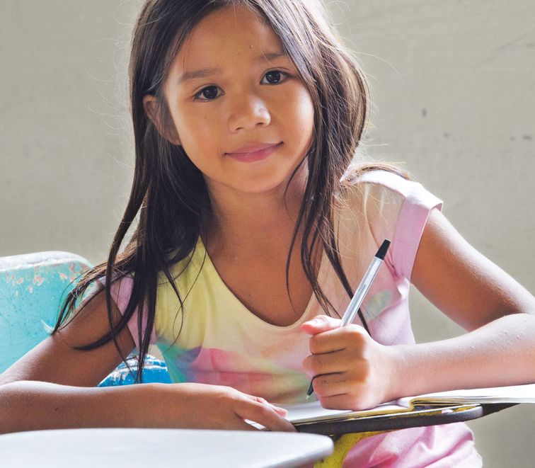 Kindern Zukunft schenken! Unter diesem Motto findet die 62. Aktion statt, die traditionell am 1. Advent eröffnet wird. Weltweit müssen rund 152 Millionen Mädchen und Jungen Kinderarbeit leisten – fast jedes zehnte Kind im Alter zwischen fünf und 17 Jahren. Brot für die Welt setzt sich gemeinsam mit unseren Partnern gegen Ausbeutung ein. Foto: Rowena Pama (11) geht in die vierte Klasse . Doch leider nicht jeden Tag: Manchmal muss sie zu Hause bleiben, um auf ihre Geschwister aufzupassen. Oder um ihrer Mutter bei deren Arbeit zu helfen.Die Projektorganisation Quidan Kaisahan setzt sich dafür ein, dass Kinder in die Schule gehen statt zu arbeiten.