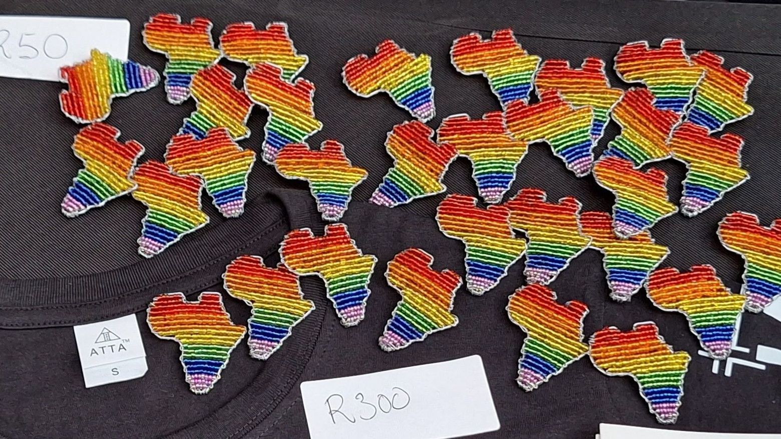 Regenbogenfarbene Perlenanstecker in Form des afrikanischen Kontinents