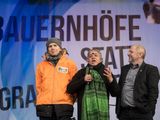 Vandana Shiva, indische Partnerin, ist auch auf der Bühne bei der Auftaktveranstaltung.