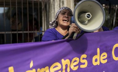 Eine Mitstreiterin der Organsiation CODEMUH brüllt in ein Megafon bei einer Demo vor dem Gebäude der honduranischen Sozialversicherung. Das von Brot für die Welt unterstützte Kollektiv der honduranischen Frauen (CODEMUH) kämpft seit 35 Jahren gegen Ausbeutung und Machismo und hat sich auf die Arbeiterinnen der Maquilaindustrie spezialisiert.
