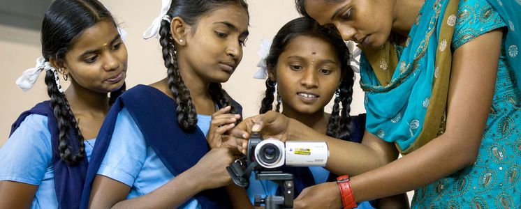 In a workshop Mrs. Shalini teaches 8th and 9th grade students in video technique and post production. (Photo: Christoph Püschner) In a workshop Mrs. Shalini teaches 8th and 9th grade students in video technique and post production. (Photo: Christoph Püschner)
