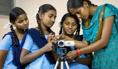 In einem Workshop unterrichtet Frau Shalini (Angestellte bei Software Hersteller Adobe, 23 Jahre) seit fünf Monaten Schüler der 8. und 9. Klasse in Video Technik und Post Production. Am Ende des Workshops sollen die Schüler in der Lage sein Video Reportagen in ihrem lokalen Umfeld zu drehen. Im Distrikt Tumkur im indischen Bundesstaat Karnataka sind jene Teile der Dörfer, in denen die "Unberührbaren" leben, noch heute ohne Strom. Nach Sonnenuntergang ist es dunkel. Zwar gibt es Kerosin-Lampen, aber Kerosin ist nicht nur teuer, sondern auch gesundheits- und umweltschädlich. Die indische Organisation REDS will auf den Dächern von mehr als 4.000 Hütten Solarmodule anbringen, die je zwei Photovoltaik-Lampen pro Haushalt mit Strom versorgen.