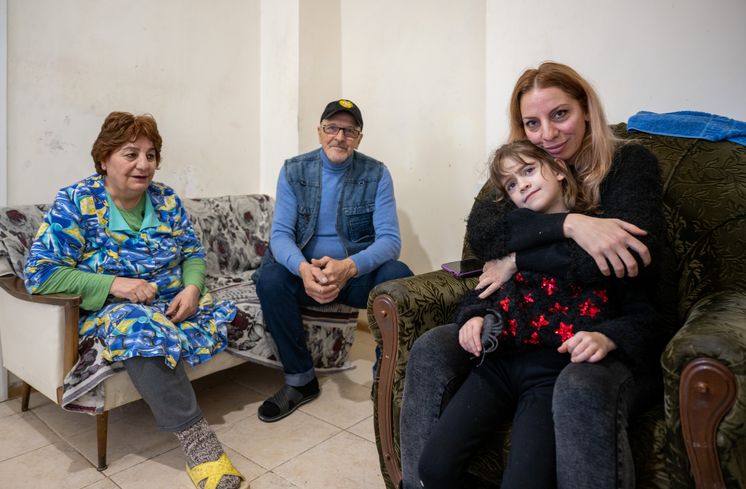 Familie Harutunyan in ihrer neuen Wohnung