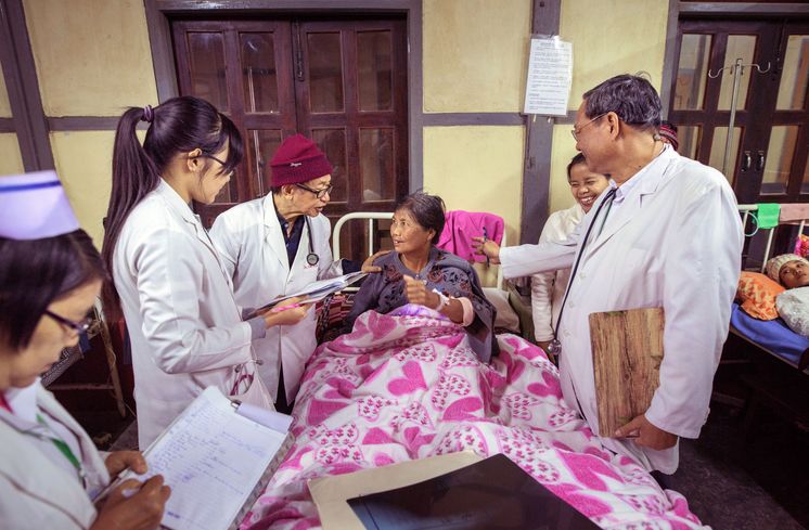 Myanmar, Gesundheit, Arzt, Krankenhaus, Krankenbett, krank, Patient, Bett, Untersuchung, Visite, Frau
