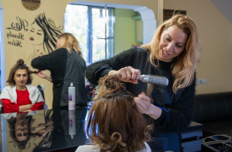 Dank großer ENelly Harutunyan arbeitet als Friseurin in einem Schönheitssalon