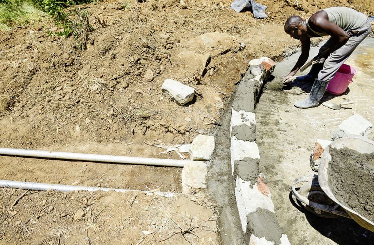 KENIA, ADS Anglican Development Services of Mount Kenya East, Stadt Embu, Dorf Gichunguri, Projekt Regenwasserauffang an einem Felsen und Speicherung in Tanks zur Nutzung in Duerreperioden, Bau eines neuen Wassertanks zur Versorgung der Schule