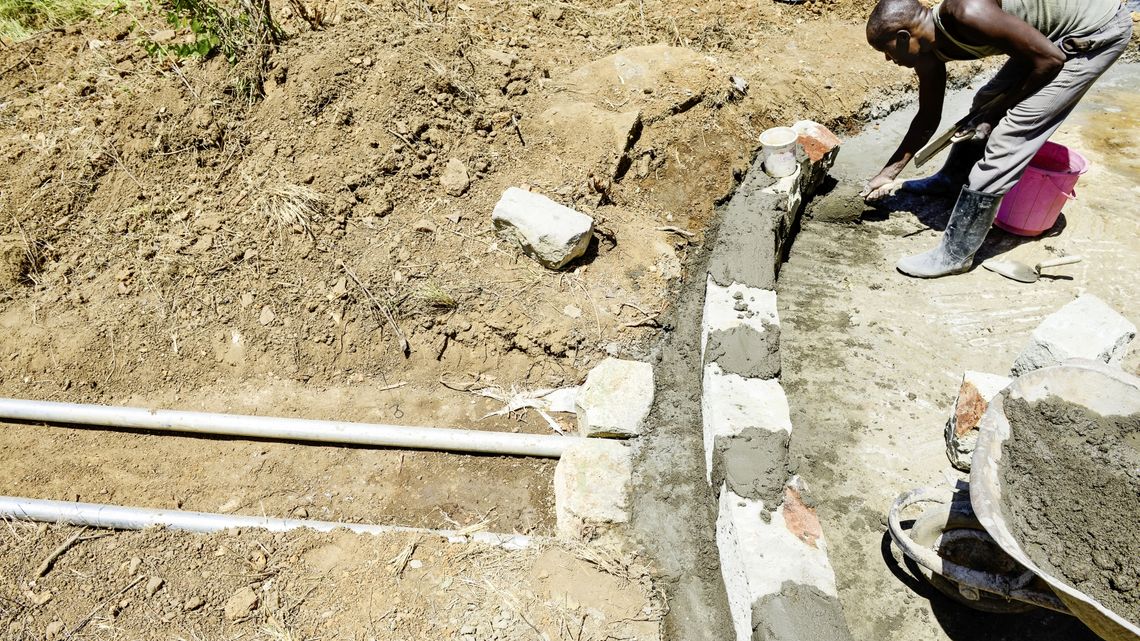 KENIA, ADS Anglican Development Services of Mount Kenya East, Stadt Embu, Dorf Gichunguri, Projekt Regenwasserauffang an einem Felsen und Speicherung in Tanks zur Nutzung in Duerreperioden, Bau eines neuen Wassertanks zur Versorgung der Schule