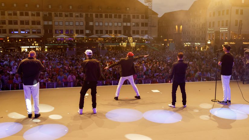 Auftritt der A capella Band "Fünf" auf dem Kirchentag 2023 auf dem Hauptmarkt in Nürnberg.