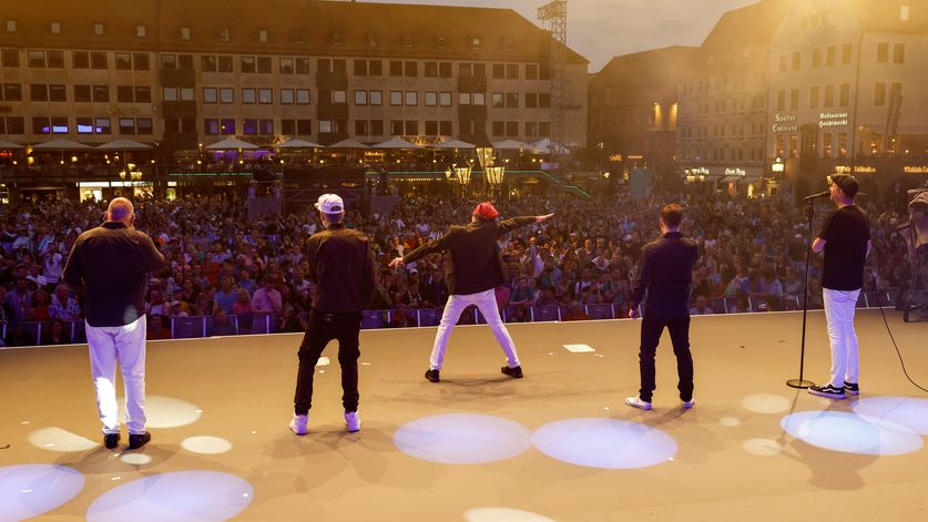 Auftritt der A capella Band "Füenf" beim Konzert von Brot für die Welt auf dem Kirchentag 2023 auf dem Hauptmarkt in Nürnberg.