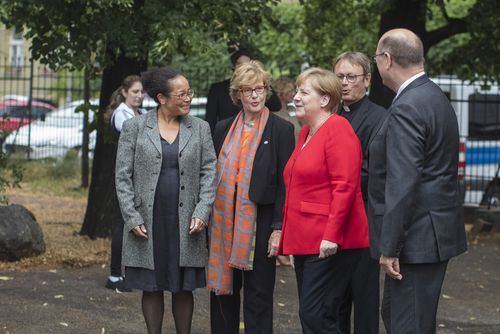 „Die Welt im Gepäck“- Tag der zurückgekehrten Fachkräfte
aus dem Entwicklungsdienst und Zivilen Friedensdienst anlässlich des 50-jährigen Jubiläums des Entwicklungshelfer-Gesetzes „Die Welt im Gepäck“- Tag der zurückgekehrten Fachkräfte
aus dem Entwicklungsdienst und Zivilen Friedensdienst anlässlich des 50-jährigen Jubiläums des Entwicklungshelfer-Gesetzes