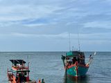 Fischerboote am Krabbenmarkt von Kep. Bild: Max Bieder