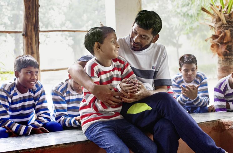 Organisation BBA (Bachpan Bachao Andolan) in Delhi, Indien | Mukti Ashram im Stadtteil Ibrahimpur in Nord-Delhi | Gespraechsrunde mit Heimvater Ranbir Singh vor dem Fruehstueck | Ranbir Singh mit Karim, 10 Jahre