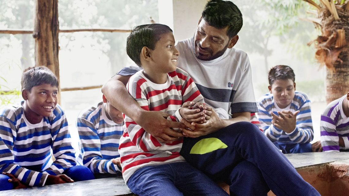 Organisation BBA (Bachpan Bachao Andolan) in Delhi, Indien | Mukti Ashram im Stadtteil Ibrahimpur in Nord-Delhi | Gespraechsrunde mit Heimvater Ranbir Singh vor dem Fruehstueck | Ranbir Singh mit Karim, 10 Jahre