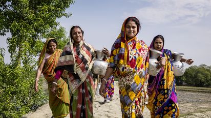 Gruppe von Frauen läuft am Rand der Reisfelder