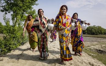 Gruppe von Frauen läuft am Rand der Reisfelder