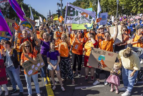 Brot für die Welt demonstriert beim Globalen Klimastreik unter dem Motto:
 #EndFossilFuels