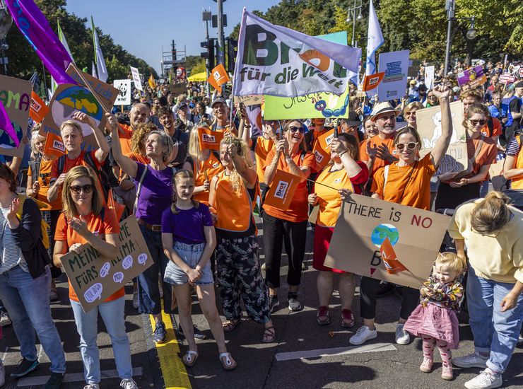 Brot für die Welt demonstriert beim Globalen Klimastreik unter dem Motto:
 #EndFossilFuels