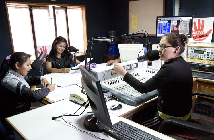 Frauen im Radiostudio