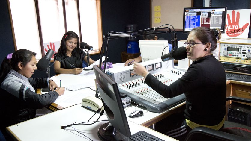 Frauen im Radiostudio