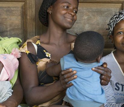Frauen warten mit ihren Kindern auf eine Behandlung im Boh Primary Health Care Center